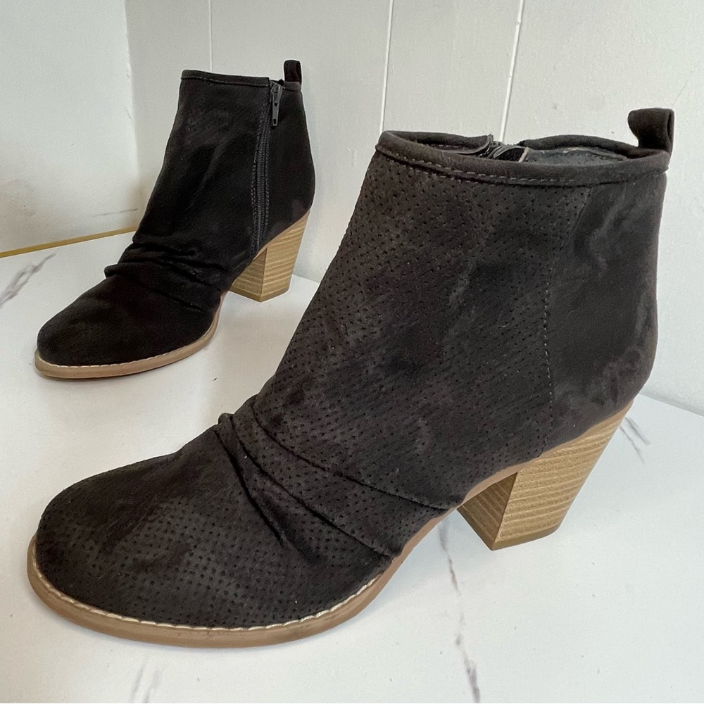 Dolce Vita Black Ruched Perforated Suede Ankle Booties with Stacked Heel Sz 8